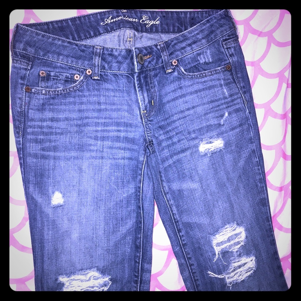 EUC AMERICAN EAGLE DESTRUCTED JEANS SIZE 4